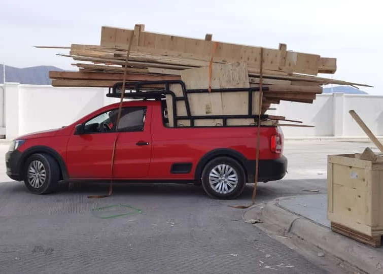 Fletes de material: madera, tablones y piezas largas.