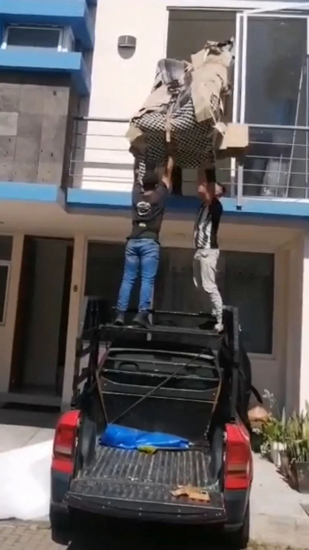 Volado de un mueble desde la camioneta hasta el balcón, con el equipo arriba y en la caja