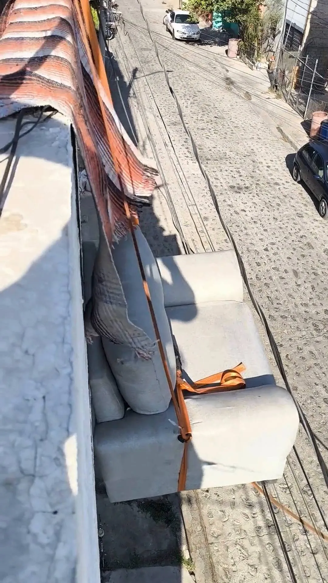 Mueble amarrado con cuerdas, bajando por la fachada